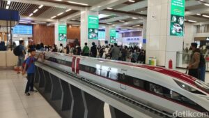 sejumlah-penumpang-mengaku-baru-pertama-kali-menggunakan-kereta-cepat-jakarta-bandung-atau-whoosh-untuk-berlibur-ke-bandung-ka-1_169